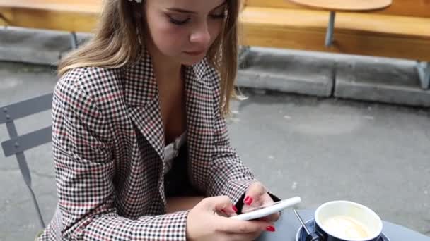 Femme Regardant Téléphone Portable Café — Video