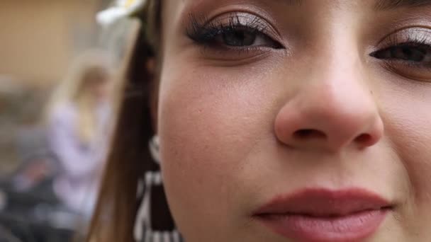 Les Yeux Adolescente Femme Regarde Dans Caméra Puis Ses Yeux — Video