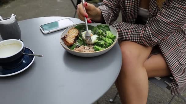 Młoda Piękna Blondynka Jedząca Zdrową Sałatkę Kawiarni Świeżym Powietrzu — Wideo stockowe