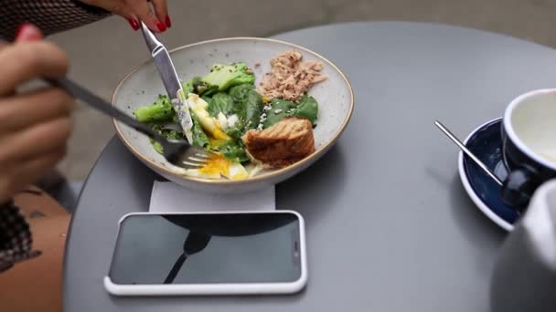 Güzel Sarışın Kadın Açık Bir Kafede Sağlıklı Salata Yiyor — Stok video