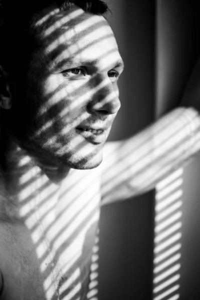 Cara Homem Bonito Com Tiras Luz Sombras Seu Rosto — Fotografia de Stock