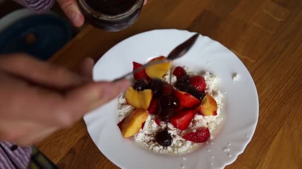 Requesón Con Mermelada Fruta Para Desayuno Mesa — Vídeos de Stock