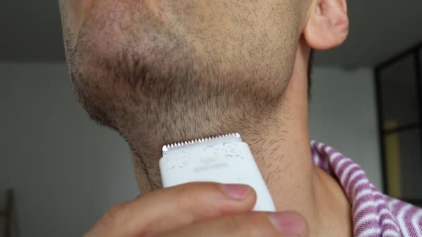 Rasieren Sideburns Mit Elektrorasierer — Stockvideo