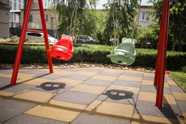 Güneşli bir sonbahar gününde parkta boş bir oyun alanı