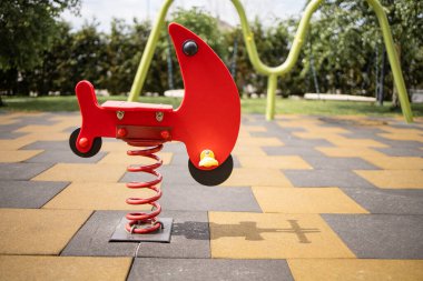 Boş bir oyun parkında Baharda Sallanmak