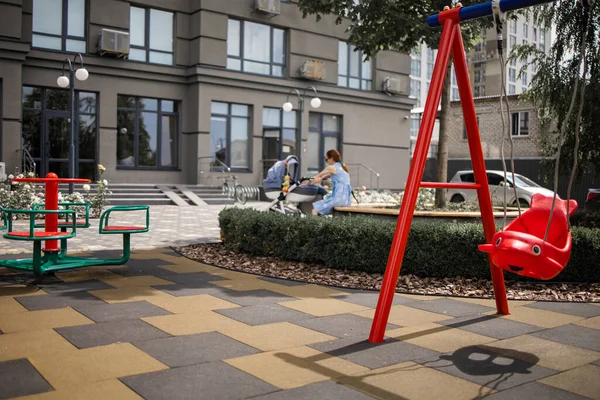 Junge Mutter Mit Baby Kinderwagen Auf Dem Spielplatz — Stockfoto