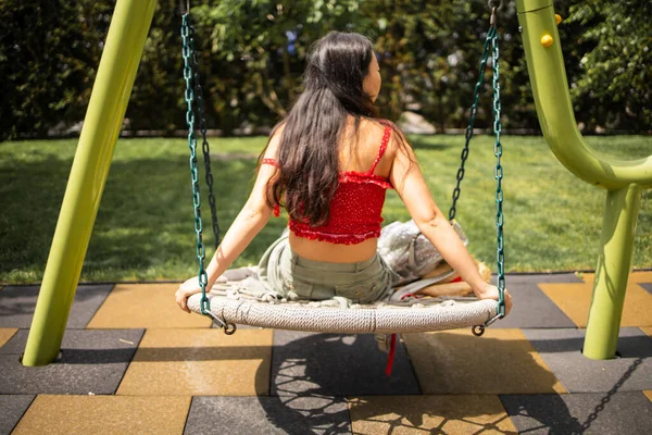 Asiatisch Teenager Mädchen Sitting Auf Spielplatz Schaukel Sommer — Stockfoto