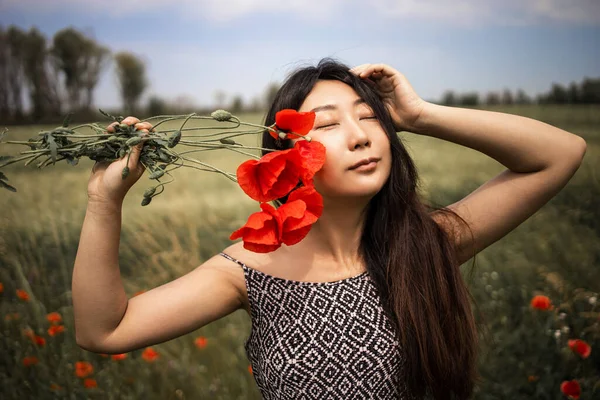 Jolie Femme Asiatique Avec Une Grappe Coquelicots Rouges Dans Domaine — Photo