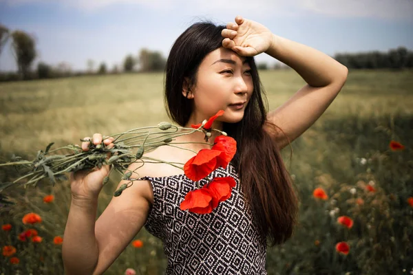 Jolie Femme Asiatique Avec Une Grappe Coquelicots Rouges Dans Domaine — Photo