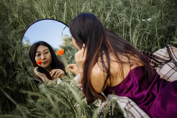 Miroir Réflexion Jeune Jolie Asiatique Femme Tenant Rouge Pavot Fleur — Photo