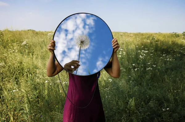 女性手中的镜子 它反映了大自然的美丽 接近自然 — 图库照片