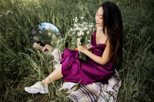 美丽的女子欣赏着甘菊田 美丽的亚洲女子在草地上悠闲自在 — 图库照片