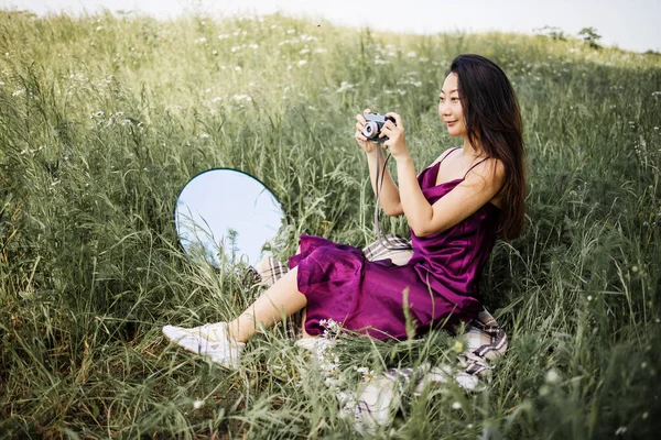Jolie Asiatique Femme Détient Vieux Caméra Dans Vert Champ — Photo