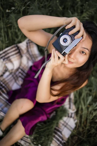 Pretty Asian Woman Holds Old Vintage Camera Green Field — Stock Photo, Image