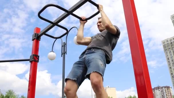 Jovem Atleta Masculino Treinando Livre Homem Fazendo Puxe Ups Usando — Vídeo de Stock