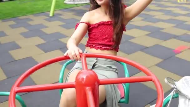 Asiatisch Teenager Mädchen Sitting Auf Spielplatz Roundabout — Stockvideo