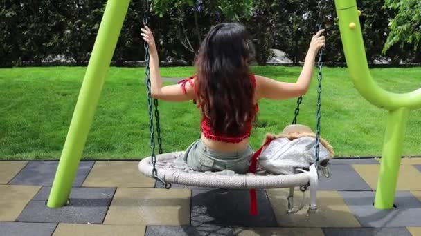 Азиатская Девочка Качелях Детской Площадки — стоковое видео