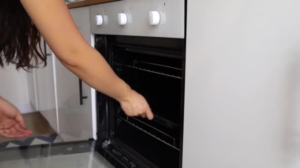 Femme Met Casserole Avec Des Ingrédients Bruts Four Chauffé — Video