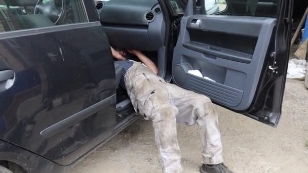 Mestre Administra Condicionado Carro Reparação Automóveis — Vídeo de Stock