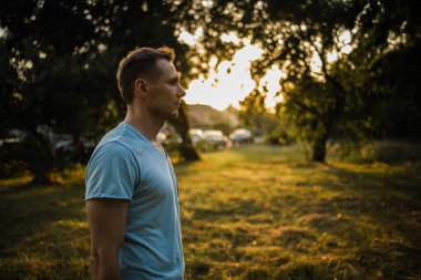 Park 'ta Güneş Işığı Altındaki Genç Sakallı Adam' ın Portresi