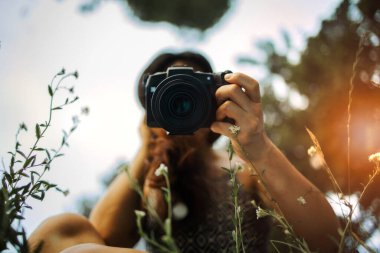 Yeşil Tarlada Bir Aynaya Karşı Kadın Kamera Tutuyor.