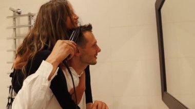 Pozitif Baba Kızların Saçlarını Fırçalamak Banyoda Tatlı Küçük Kız Hazırlanıyor