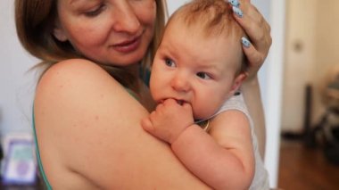 Özel oyuncakları kemiren bebeğin portresi. İlk Bebek Diş Uzatma Konsepti