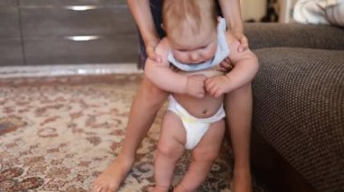 Kız Kardeş Yeni Doğan Erkek Kardeşle Oynuyor