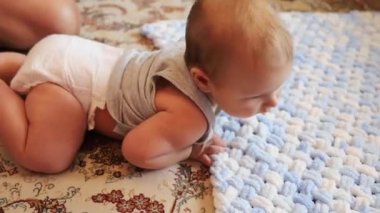 Şaşırmış Mavi Gözlü Güzel Mutlu Bebek. Yakın plan. Bebek Sabahları Yatakta Evde Oynuyor.