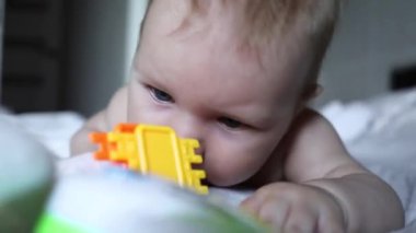 Renkli Pastel Vintage Çıngıraklı Oyuncakla Güzel Bebek Oynuyor. Yeni Doğan Çocuk