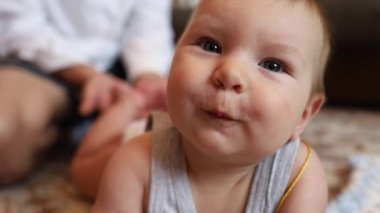 Şaşırmış Mavi Gözlü Güzel Mutlu Bebek. Yakın plan. Bebek Sabahları Yatakta Evde Oynuyor.