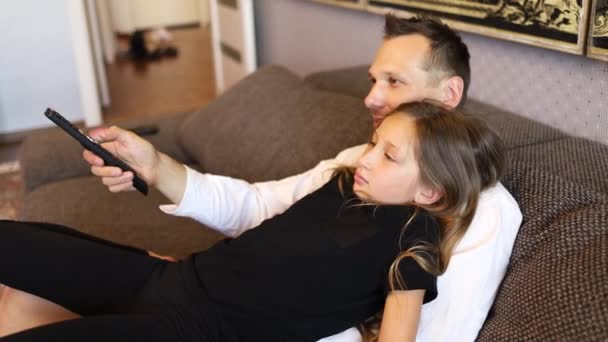 Père Fille Caucasiens Assis Sur Canapé Confortable Regarder Télévision — Video