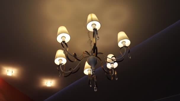 Retro Chandelier Karanlık Odada Asılı Güzel Lamba Vintage Tarzı — Stok video