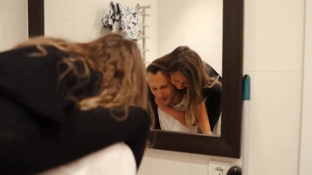 Positiv Vater Bürsten Daughters Haar Badezimmer Süß Klein Mädchen Getting — Stockvideo