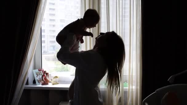 Silhouette Una Madre Che Tiene Braccio Bambino Calmare Suo Neonato — Video Stock