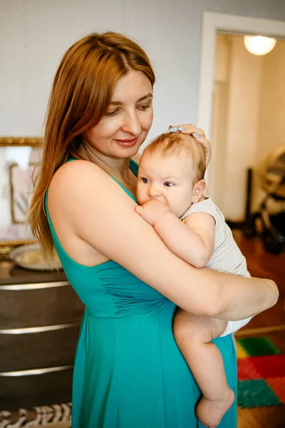 Madre Feliz Sosteniendo Bebé Calmando Bebé Recién Nacido Mamá Calmando — Foto de Stock
