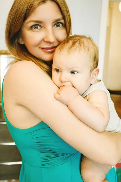 Madre Feliz Sosteniendo Bebé Calmando Bebé Recién Nacido Mamá Calmando — Foto de Stock
