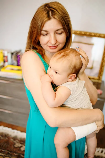 Madre Feliz Sosteniendo Bebé Calmando Bebé Recién Nacido Mamá Calmando — Foto de Stock