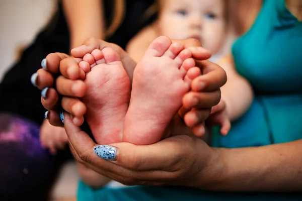 Voeten Van Een Pasgeboren Baby Handen Van Ouders Gelukkige Familie — Stockfoto