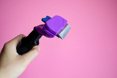 Pembe Arkaplanda Hayvan Bakımı İçin El Tutma Tarağı, Boşluğu Kopyala.