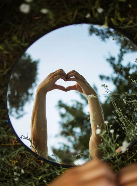 Main Reflète Dans Miroir Qui Repose Sur Herbe Verte — Photo