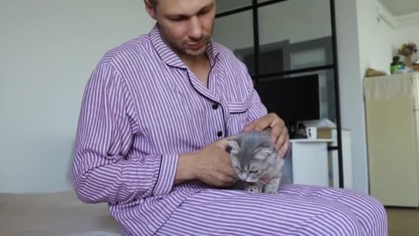 Uomo Tiene Gatto Nelle Sue Mani Seduto Letto Proprietario — Video Stock