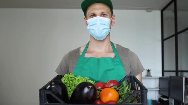 Dodávka Potravin Muž Lékařské Masce Rukavice Krabicí Čerstvé Zeleniny — Stock video