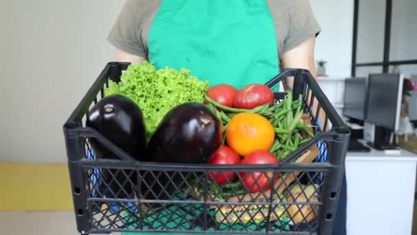 Élelmiszerszállító Férfi Orvosi Maszkban Kesztyű Egy Doboz Friss Zöldséggel — Stock videók
