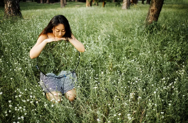 Portrait Pretty Young Romantic Asian Woman Sitting Chamomile Flower Field — Stock Photo, Image