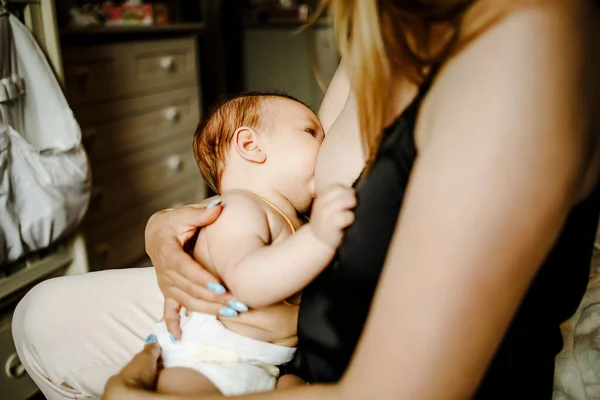 Caucásico Madre Amamantando Bebé Hijo Sofá — Foto de Stock