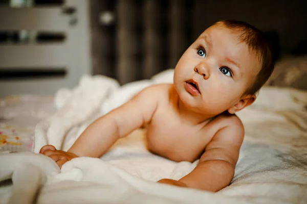 Precioso Bebé Feliz Con Ojos Azules Sorprendidos Cerca Bebé Jugando — Foto de Stock