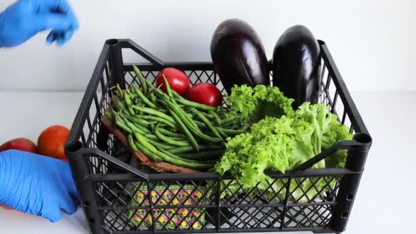 Comida Domicilio Hombre Poner Verduras Frescas Caja — Vídeos de Stock