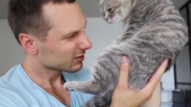 Man Som Håller Sin Stinkande Katt Obehaglig Lukt Från Katten — Stockvideo