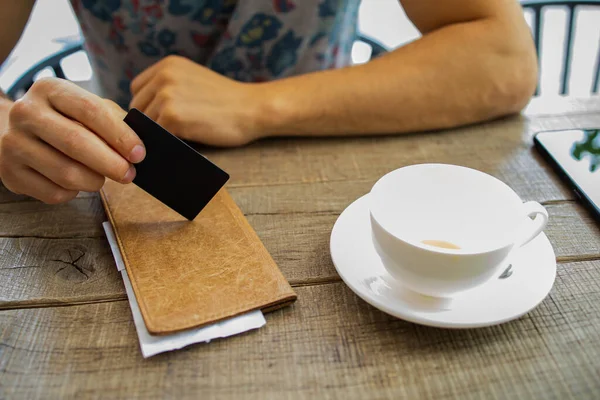 Hombre Con Tarjeta Crédito Pagando Por Café Café — Foto de Stock